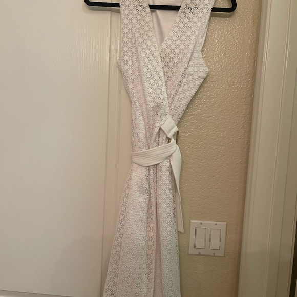 Very beautiful white wrap eyelet dress. Very good condition, only been worn once - Picture 6 of 8